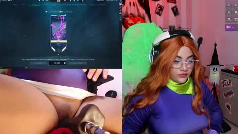 Snapshot of petitesofia_ chatting on 10.22.25 Sofia online show from 10.22.25