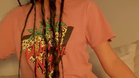 Snapshot of petitgirl_ chatting on 03.01.25 J A S S online show from 03.01.25