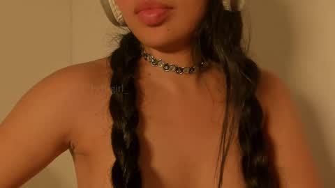 Snapshot of petitgirl_ chatting on 03.08.25 J A S S online show from 03.08.25