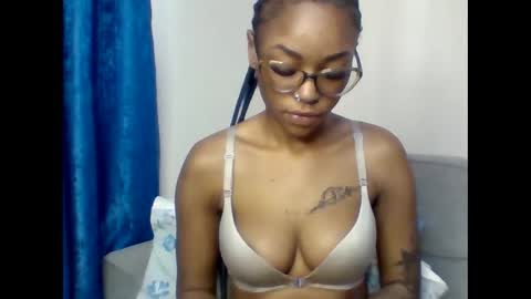 Snapshot of pettite_babe chatting on 09.17.25 Arielle online show from 09.17.25