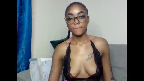 Snapshot of pettite_babe chatting on 09.24.25 Arielle online show from 09.24.25