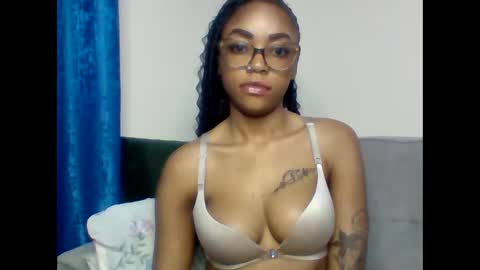 Snapshot of pettite_babe chatting on 10.04.25 Arielle online show from 10.04.25