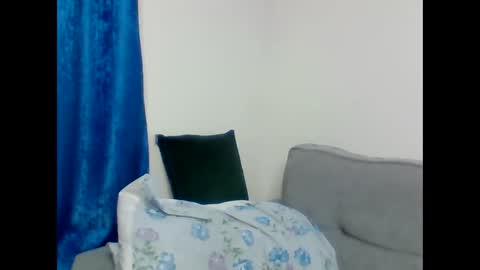 Snapshot of pettite_babe chatting on 11.08.25 Arielle online show from 11.08.25