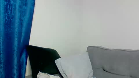 Snapshot of pettite_babe chatting on 11.19.25 Arielle online show from 11.19.25