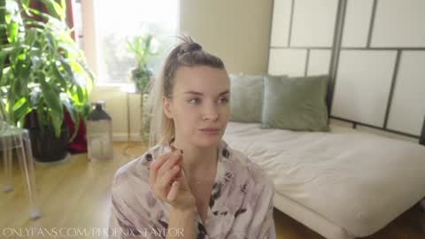 Snapshot of phoenix_taylor chatting on 02.09.25 PHOENIX TAYLOR online show from 02.09.25