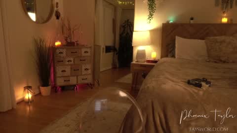 PHOENIX TAYLOR online show from 11.22.25