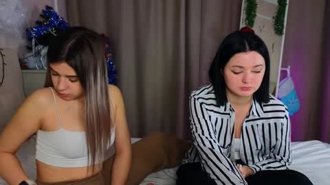 Snapshot of phyllisheart chatting on 12.24.24 Lora black and Lili blonde welcome you here online show from 12.24.24