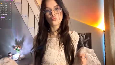 Snapshot of phylliskennedy chatting on 06.17.26 Mia online show from 06.17.26