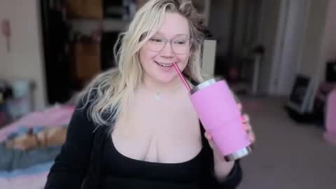 Piggy Rose online show from 01.31.26