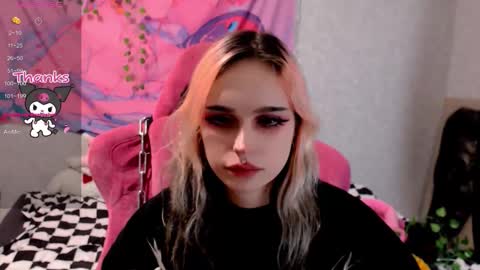 Snapshot of pineapple_dope chatting on 11.04.25 Nancy online show from 11.04.25