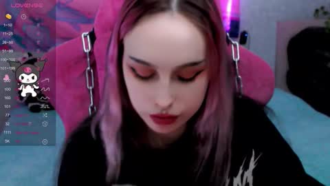 Snapshot of pineapple_dope chatting on 11.28.25 Nancy online show from 11.28.25