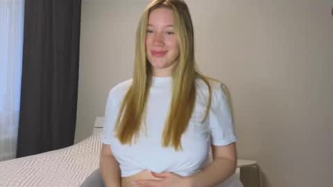 Snapshot of pink_rosee_ chatting on 09.28.25   online show from 09.28.25