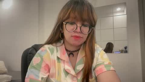 Snapshot of pinkyrosexx chatting on 04.26.26 Rose online show from 04.26.26