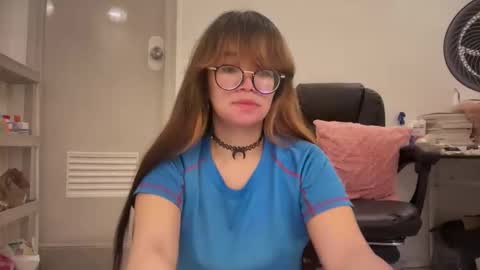 Snapshot of pinkyrosexx chatting on 05.10.26 Rose online show from 05.10.26