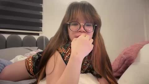 Snapshot of pinkyrosexx chatting on 05.26.26 Rose online show from 05.26.26