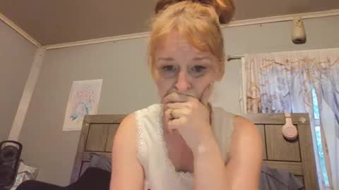 Snapshot of pizzedwife chatting on 06.09.26 pizzedwife online show from 06.09.26