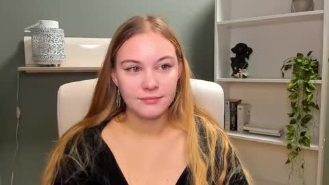 Snapshot of playgirl_valeria chatting on 12.21.24 Valeria online show from 12.21.24