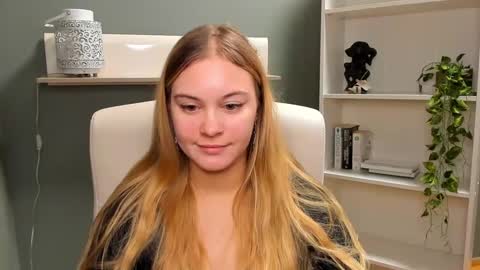 Snapshot of playgirl_valeria chatting on 12.21.24 Valeria online show from 12.21.24