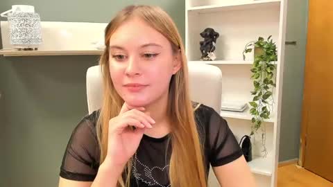Snapshot of playgirl_valeria chatting on 12.29.24 Valeria online show from 12.29.24
