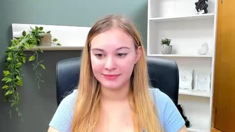 Snapshot of playgirl_valeria chatting on 01.18.25 Valeria online show from 01.18.25