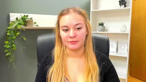 Snapshot of playgirl_valeria chatting on 01.19.25 Valeria online show from 01.19.25