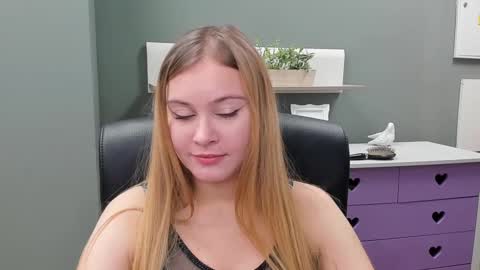 Snapshot of playgirl_valeria chatting on 02.09.25 Valeria online show from 02.09.25