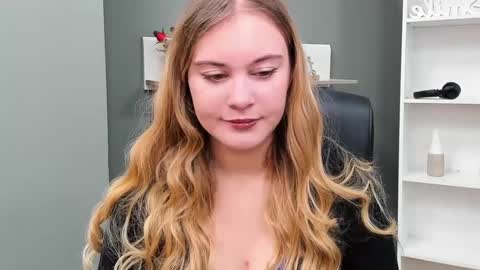 Snapshot of playgirl_valeria chatting on 03.09.25 Valeria online show from 03.09.25