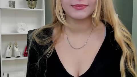 Snapshot of playgirl_valeria chatting on 09.15.25 Valeria online show from 09.15.25