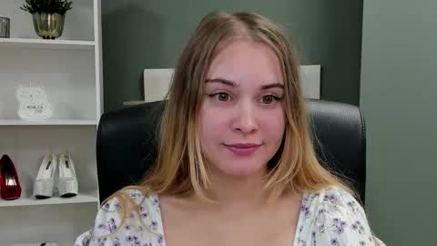 Snapshot of playgirl_valeria chatting on 09.24.25 Valeria online show from 09.24.25