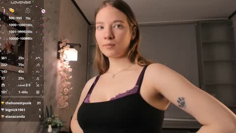 Snapshot of pluf_pluf chatting on 12.22.24 HiI am Vivian online show from 12.22.24