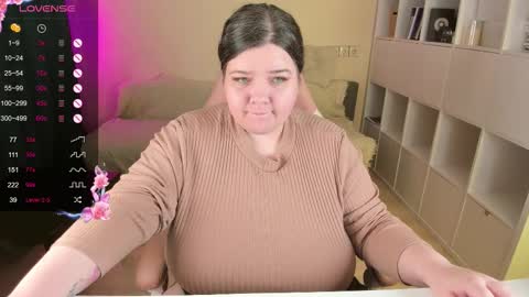 Snapshot of plum_pie__ chatting on 09.28.25 Alice online show from 09.28.25