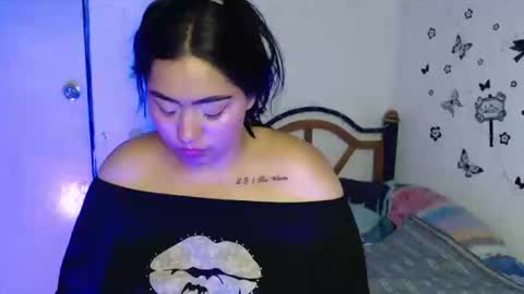 Snapshot of pocahontas_hall chatting on 03.11.25 Lily online show from 03.11.25
