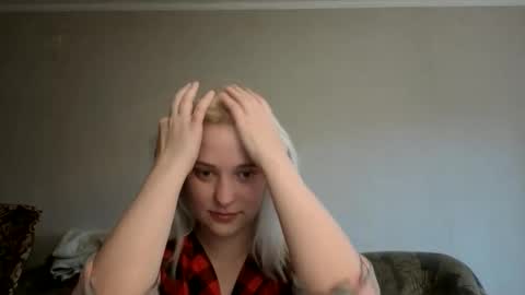 Snapshot of poisondark chatting on 12.17.25 poisondark online show from 12.17.25