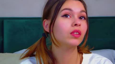 Snapshot of pollylanders chatting on 03.11.25 Polly online show from 03.11.25