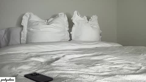 Snapshot of poutyselena chatting on 01.27.25 Selena online show from 01.27.25