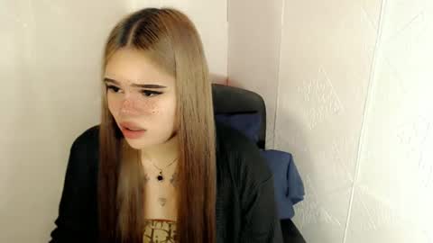 Snapshot of preciousangel69xxx chatting on 03.04.25 MAXXINE online show from 03.04.25