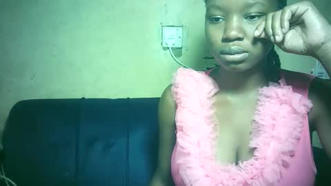 Snapshot of pretty_milan chatting on 12.14.25 pretty_milan online show from 12.14.25