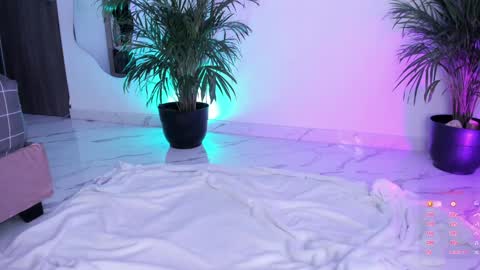 pretty_pettite online show from 12.14.24