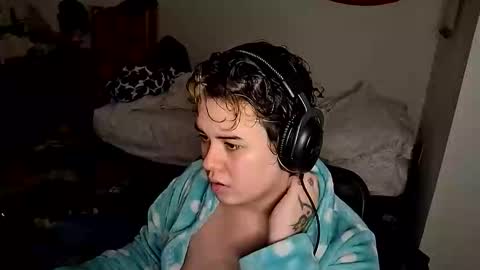 Snapshot of prettyandpeachy chatting on 11.13.25 Mistress Mallad online show from 11.13.25