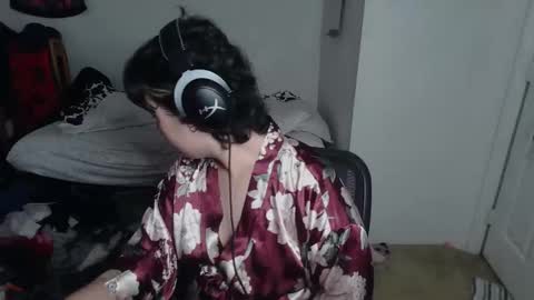 Snapshot of prettyandpeachy chatting on 12.14.25 Mistress Mallad online show from 12.14.25