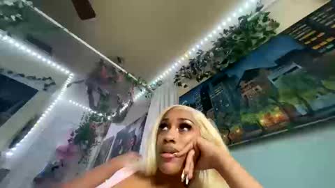 Snapshot of prettyblackgal chatting on 10.14.25 prettyblackgal online show from 10.14.25