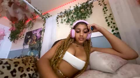 Snapshot of prettyblackgal chatting on 11.15.25 prettyblackgal online show from 11.15.25