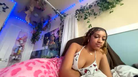Snapshot of prettyblackgal chatting on 11.24.25 prettyblackgal online show from 11.24.25