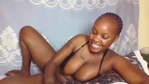 Snapshot of prettydarkskin002 chatting on 09.17.25 SHANIA online show from 09.17.25