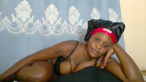 Snapshot of prettydarkskin002 chatting on 10.11.25 SHANIA online show from 10.11.25