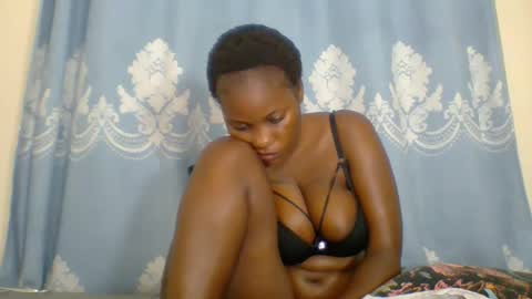 Snapshot of prettydarkskin002 chatting on 10.13.25 SHANIA online show from 10.13.25