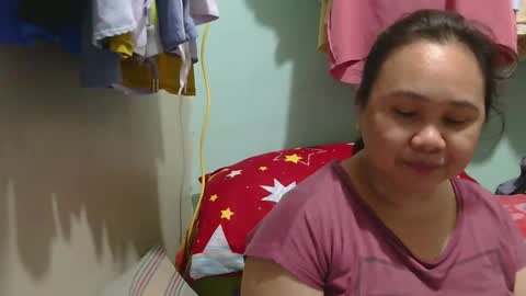 Snapshot of prettynhing chatting on 12.23.24 Nhing online show from 12.23.24