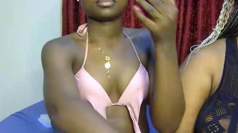 Snapshot of princess_bee1 chatting on 10.08.25 princess online show from 10.08.25