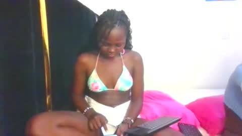 Snapshot of princess_bee1 chatting on 12.02.25 princess online show from 12.02.25