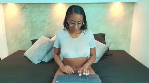 Snapshot of priscila_cooper chatting on 09.25.25 Priscila online show from 09.25.25